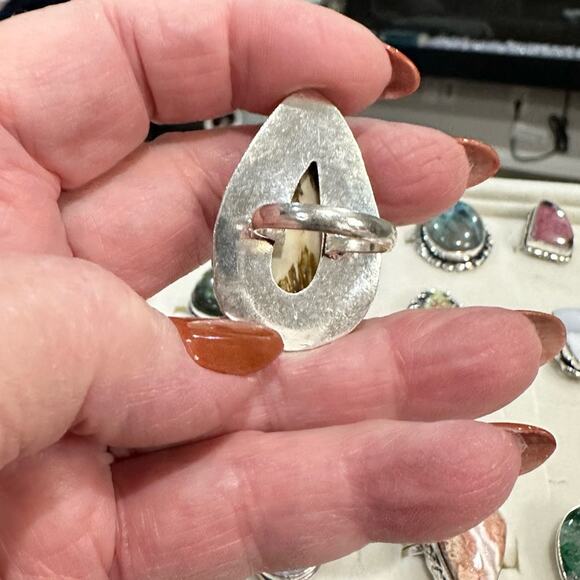💕 Mother of pearl pear silver overlay 925 gemstone ring. Size 6 - Picture 6 of 6